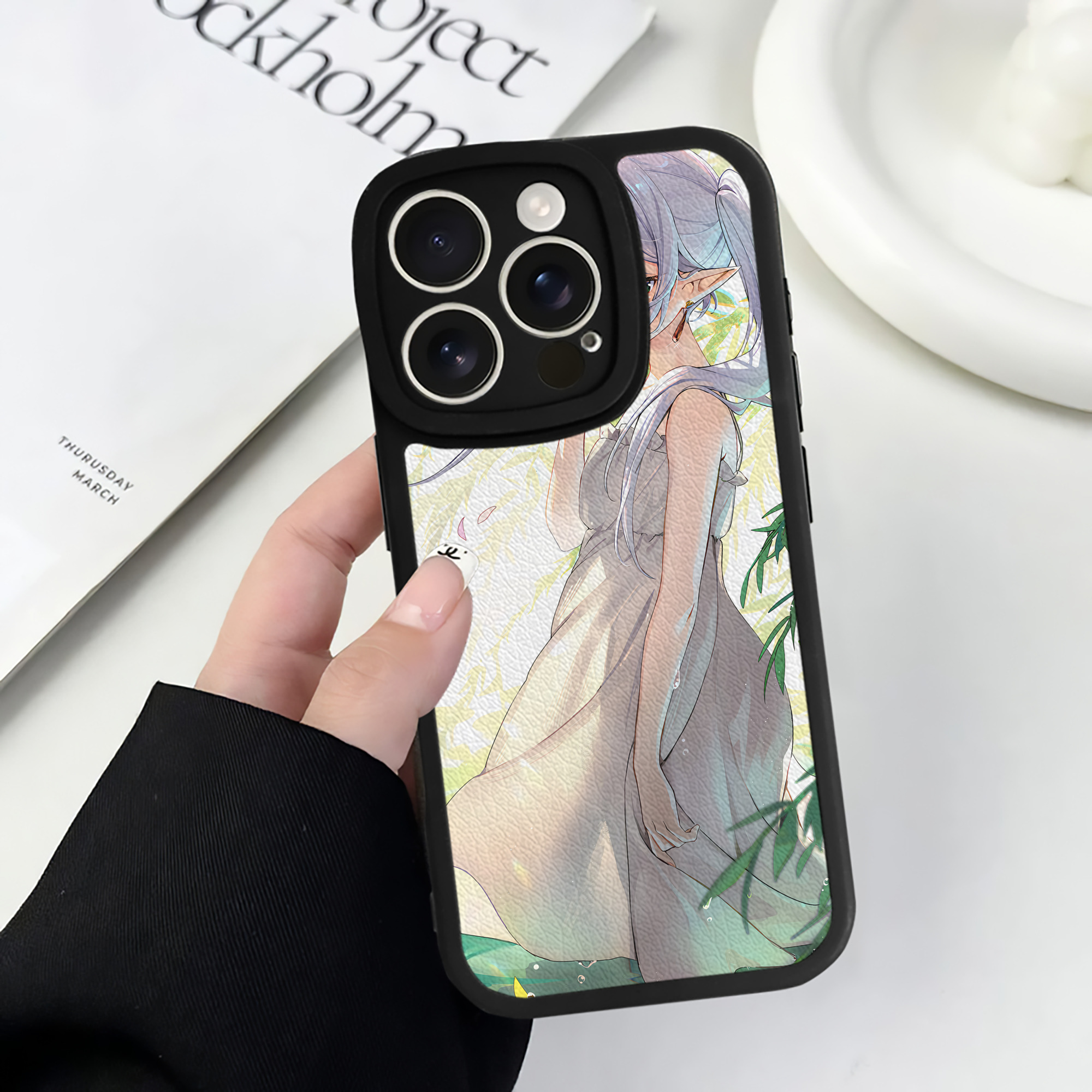 （画像用） 葬送のフリーレン Frieren 【iPhone 16シリーズ対応】シリコンスマホケース（レザー調） 材質：シリコン